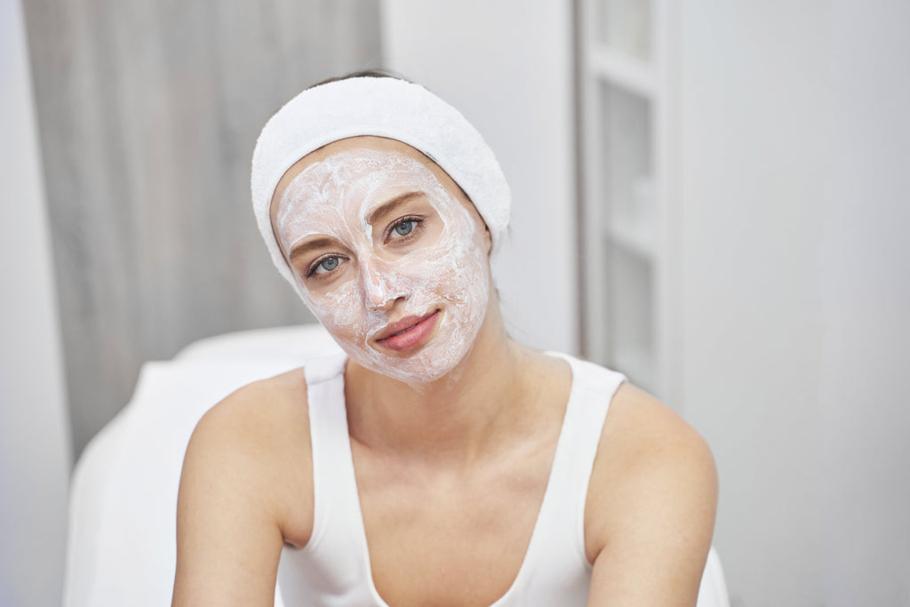EXFOLIATION : LE GESTE CLÉ POUR UNE PEAU PLUS SAINE ET PLUS UNIFORME